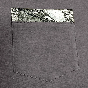 Détail de la poche de t-shirt en tricot gris foncé avec bordure à motif de marbre fin