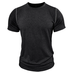 Détail du tissu chiné gris foncé et de l'étiquette de taille sur le t-shirt pour hommes