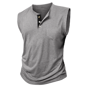 Dettaglio di maglia Henley grigia senza maniche con tre bottoni in legno e tasca