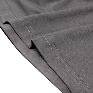 Macro d'un tissu en maille anthracite avec couture précise à double aiguille et texture