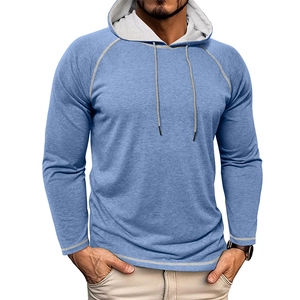 Dettaglio delle cuciture a contrasto e maniche raglan sulla felpa blu uomo
