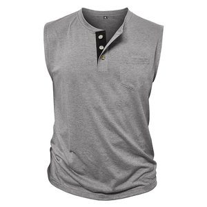 Dettaglio del gilet henley senza maniche grigio scuro con taschino sul petto e bottoni