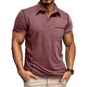 Détail d'un polo bordeaux avec coutures contrastées noires et texture de maille