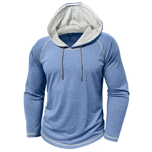 Dettaglio felpa con cappuccio blu denim con maniche raglan e cuciture a contrasto
