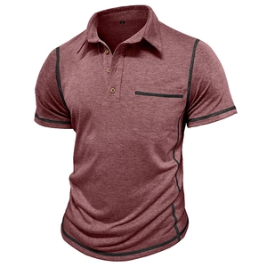 Détail d'un polo bordeaux avec surpiqûres noires contrastées et poche sur la poitrine