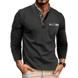 Détail de chemise Henley grise avec bordure camouflage sur le col et la poche