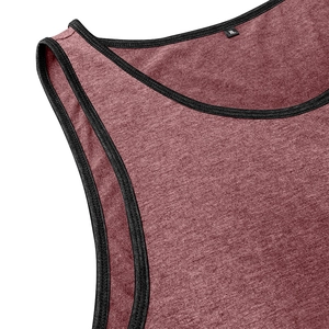Détail du débardeur chiné bordeaux avec bords noirs et étiquette de taille XL interne