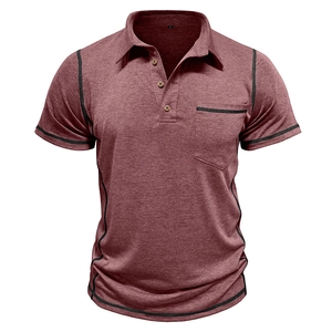 Détail macro du polo bordeaux montrant les boutons en bois et les surpiqûres