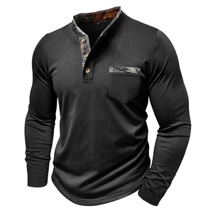 Détail d'un t-shirt Henley à manches longues pour hommes avec garniture camouflage
