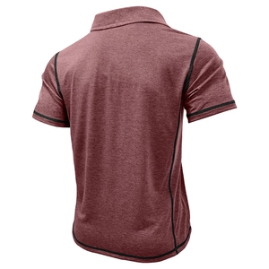 Vue détaillée du polo bordeaux avec tissu athlétique et coutures contrastées noires