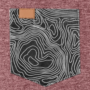 Détail d'un débardeur bordeaux chiné avec poche à motif topographique et patch en cuir
