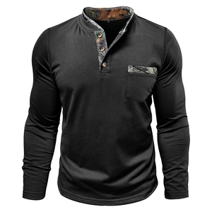 Détail d'un t-shirt Henley noir pour homme avec doublure camouflage et bordure de poche