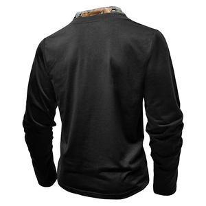 Vue détaillée des coutures ergonomiques et du col intérieur camouflage sur chemise noire