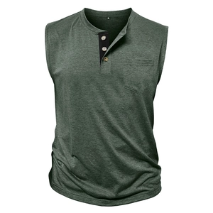 Dettaglio di canotta Henley da uomo verde militare con bottoni e tasca sul petto