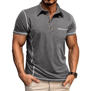 Détail d'un polo gris avec coutures contrastées et boutons en bois sur la poche