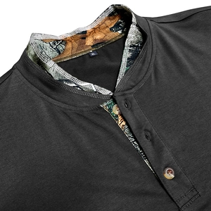 Détail du col d'un t-shirt Henley gris foncé avec doublure camouflage et trois boutons