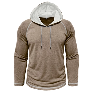 Dettaglio della felpa raglan marrone con cuciture grigie e etichetta taglia XL