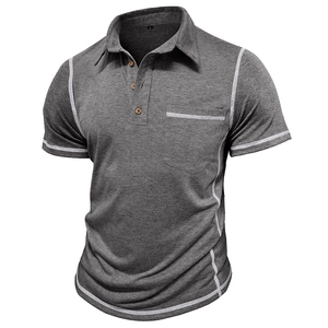 Détail d'un polo gris avec surpiqûres blanches contrastées et boutons style bois
