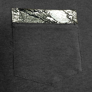 Gros plan sur maille gris foncé montrant une poche poitrine avec bordure à motifs ethniques