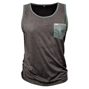 Détail du débardeur gris pour hommes avec poche vert olive et texture de contour