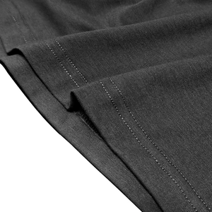 Détail de l'ourlet à double surpiqûre et du tissu en maille texturé sur ce polo Henley noir