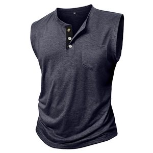 Dettaglio dello scollo Henley a tre bottoni e taschino a contrasto sul top senza maniche