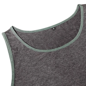 Détail du débardeur gris montrant l'étiquette XL et la bordure verte au col