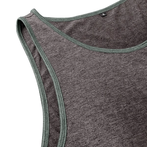 Détail du débardeur en maille grise avec bordure verte et étiquette de taille XL