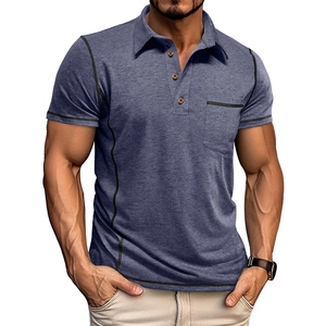 Détail du polo bleu gris avec poche de poitrine et surpiqûres contrastées noires