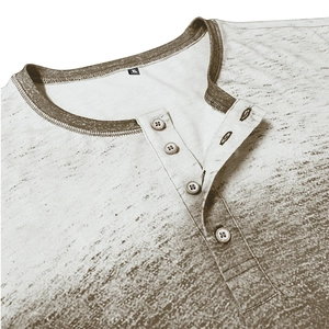 Vue macro du col Henley rétro avec boutons en bois et tissu jaune délavé vintage