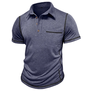 Détail d'un polo gris avec coutures noires contrastées et boutons aspect bois