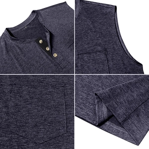 Dettaglio del gilet in maglia grigio scuro con scollo Henley e taschino sul petto