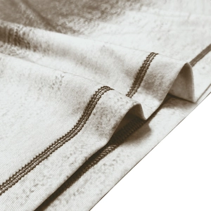 Gros plan du tissu gris vintage avec impression 3D et double couture professionnelle