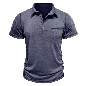 Détail du polo bleu foncé montrant la texture, les boutons marron et les coutures noires