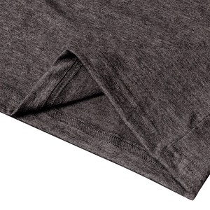 Détail de l'ourlet à double aiguille et du tricot chiné gris anthracite du gilet