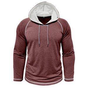 Felpa con cappuccio da uomo bordeaux mélange con maniche raglan e cuciture a contrasto