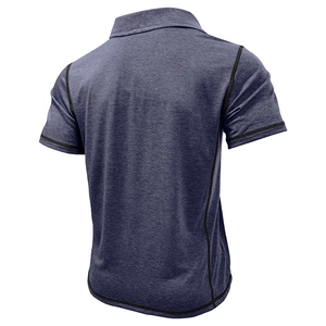 Détail d'un polo bleu marine montrant la texture du dos et les surpiqûres noires contrastées