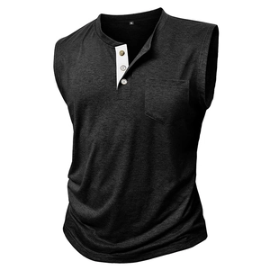 Dettaglio della maglia Henley grigia senza maniche da uomo con taschino e abbottonatura