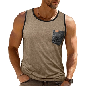 Détail du haut sans manches pour homme avec poche à motif topographique et passepoil
