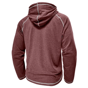 Felpa con cappuccio da uomo bordeaux con cuciture piatte a contrasto sul retro