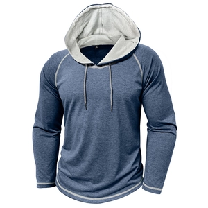 Dettaglio felpa con cappuccio blu-grigio con maniche raglan e doppie cuciture bianche