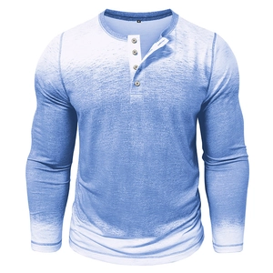Détail d'un t-shirt Henley à manches longues bleu dégradé avec patte de boutonnage et tissu