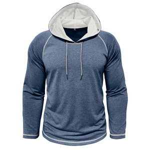 Dettaglio felpa con cappuccio raglan blu con cuciture bianche e trama morbida