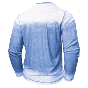 Détail du tissu texturé dégradé bleu et blanc au dos du t-shirt Henley à manches longues homme