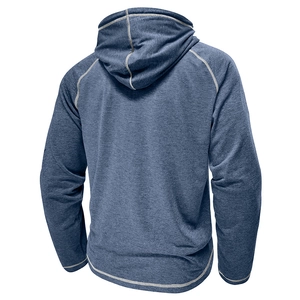 Dettaglio delle maniche raglan e cuciture a contrasto bianche su felpa con cappuccio blu
