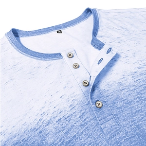 Gros plan du col Henley bleu texturé avec boutons vintage et détails du tissu