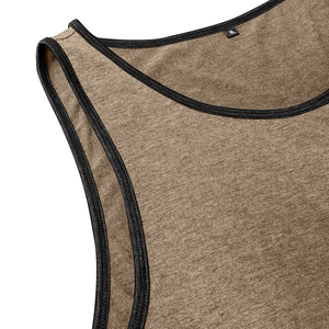 Gros plan du débardeur marron avec bordures noires et étiquette de taille XL
