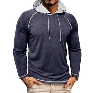 T-shirt da uomo con cappuccio e maniche raglan con cuciture a contrasto alla moda