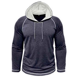 Dettaglio della felpa blu navy con maniche raglan e cuciture a contrasto bianche