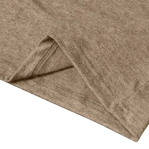 Détail de la double couture sur l'ourlet d'un débardeur en maille chiné marron
